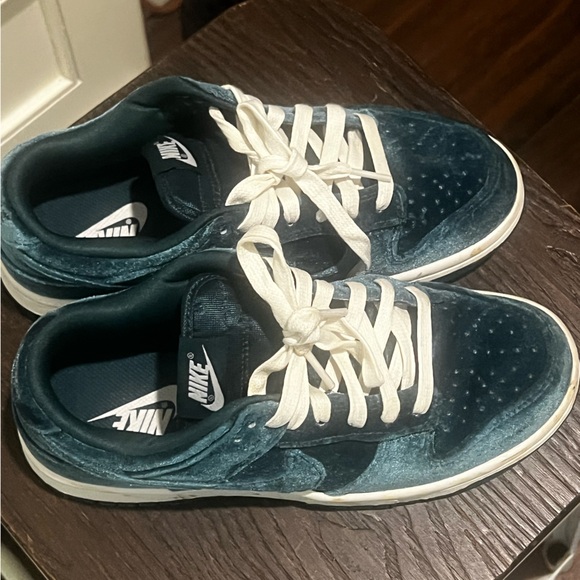 Nike Green Velvet Dunks - Picture 2 of 3